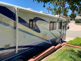 Signs That Your RV Needs Clearcoat Repair